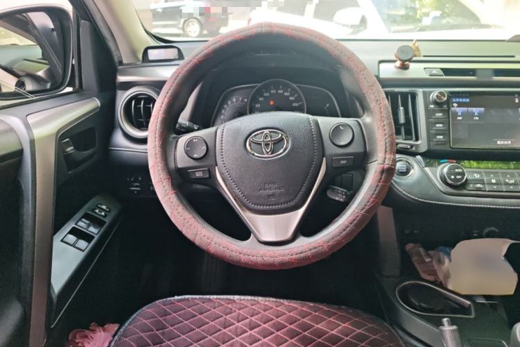 Used Toyota RAV4 2016 2.0L CVT Two-Wheel Drive Fashion Edition China V Standard
