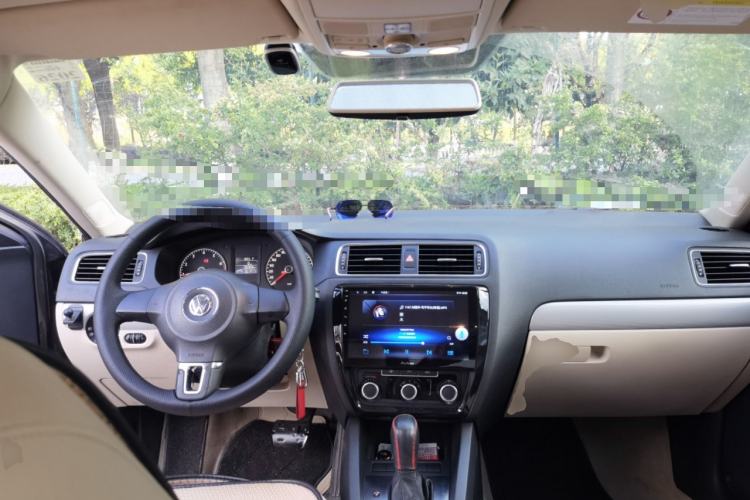 Used Volkswagen Sagitar 2014 Revised Version 1.6L Automatic Comfort Edition Center Console