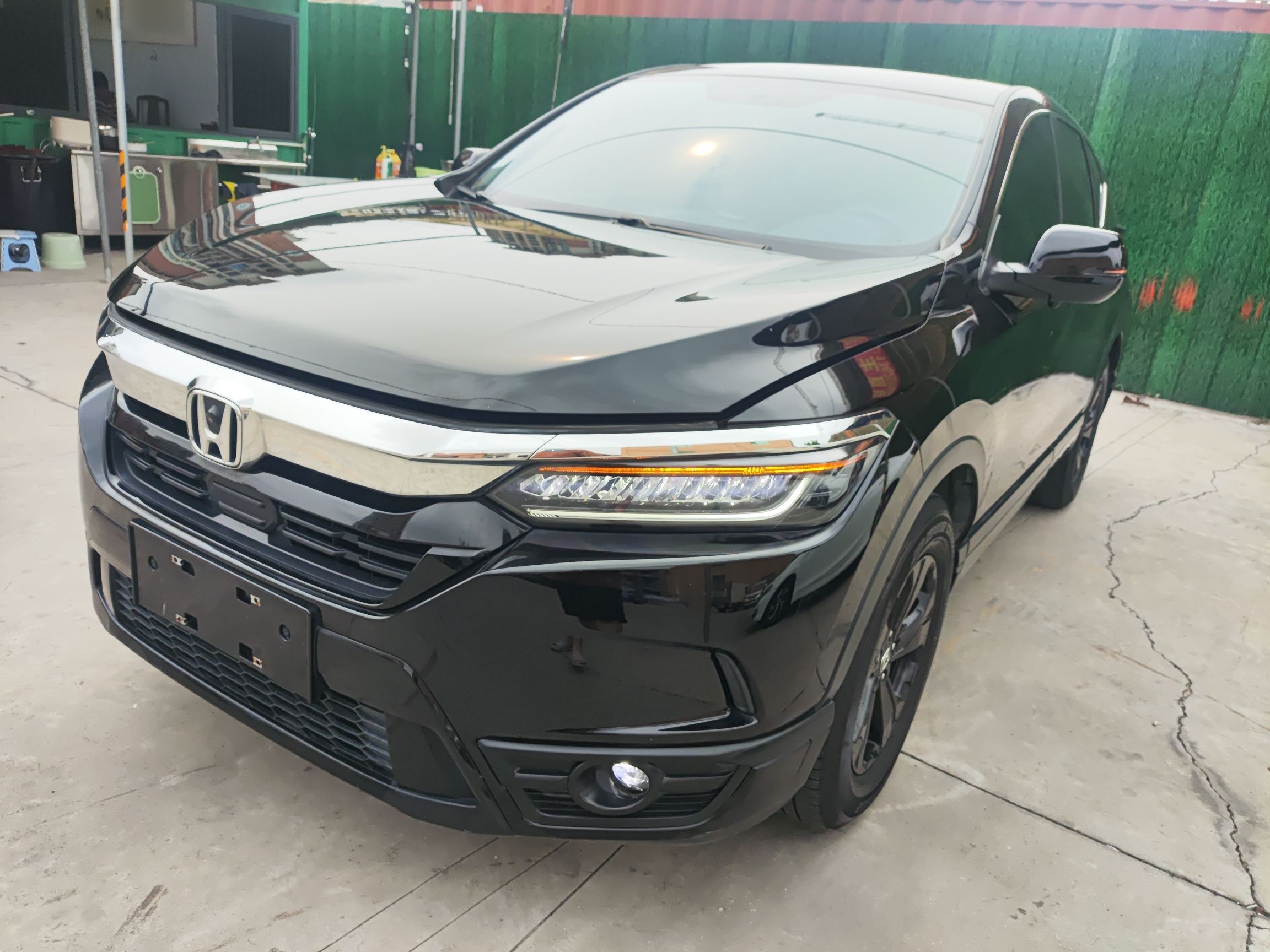 Под передней частью автомобиля