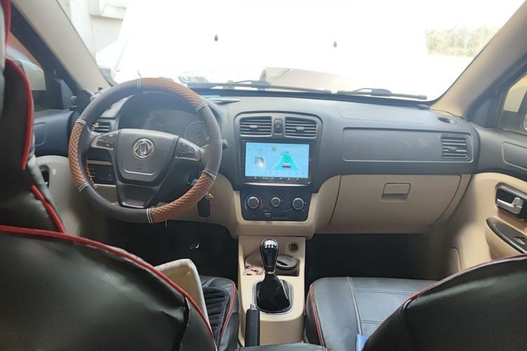 Used Dongfeng Fengon 360 2015 1.5L Manual Comfort II 7-Seater Center Console