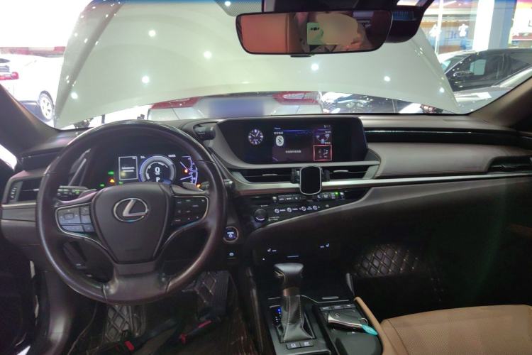 Used Lexus ES 2018 300h Premier Edition China VI Standard Center Console