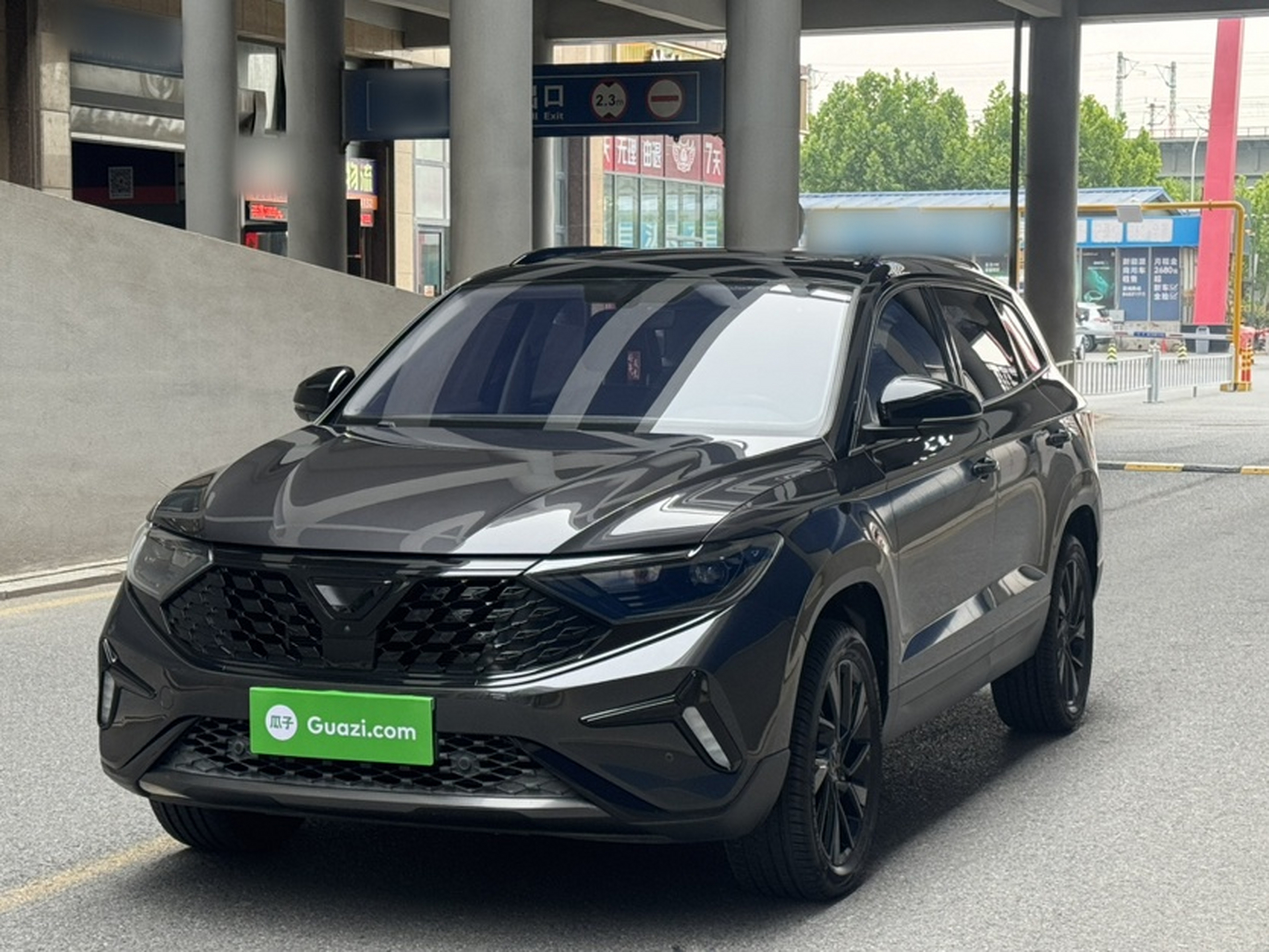 Unter der Vorderseite des Autos