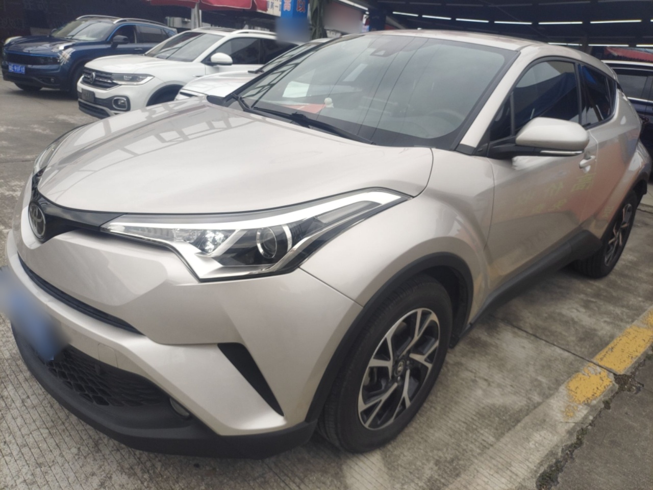 تحت مقدمة السيارة