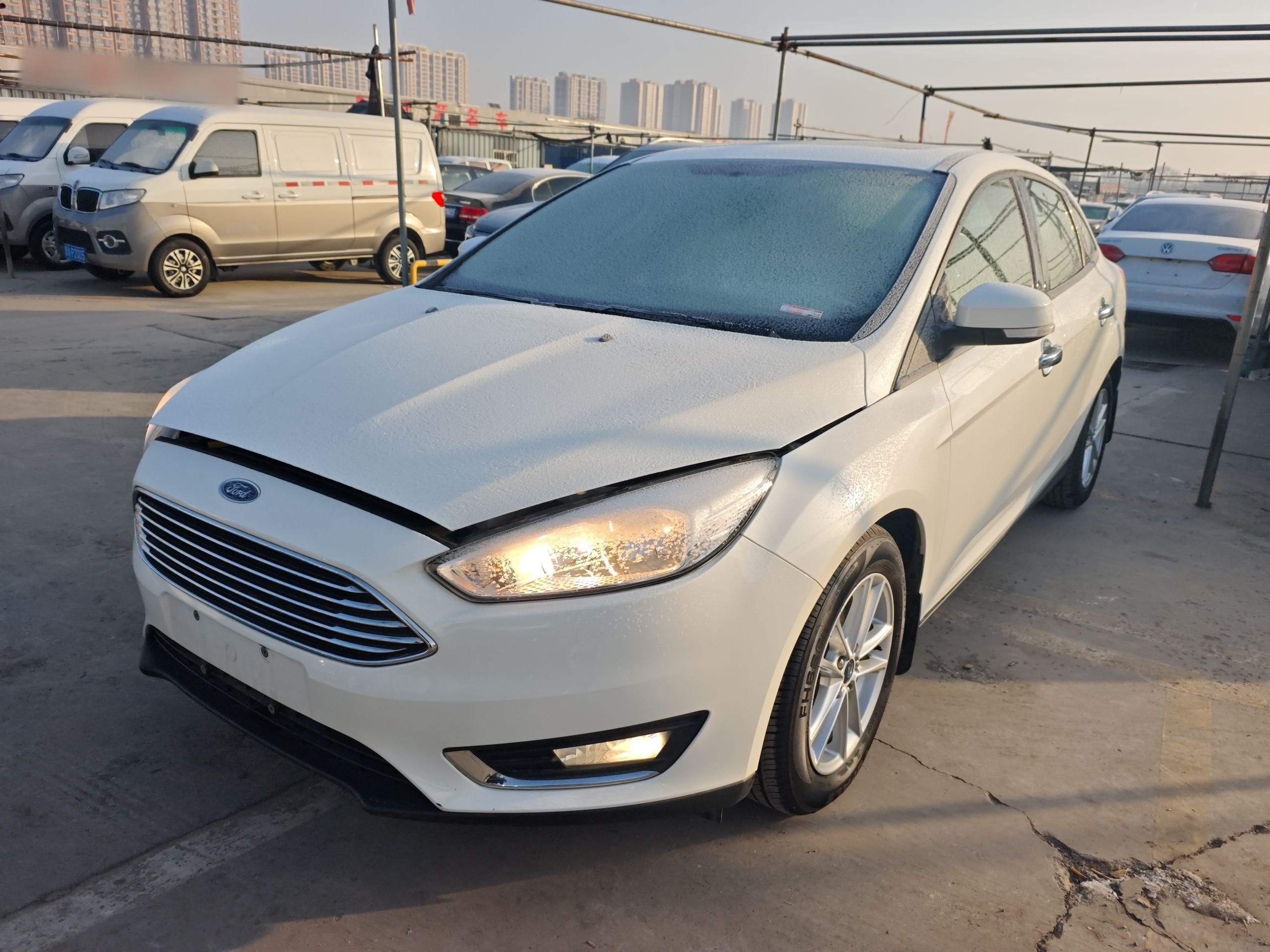 تحت مقدمة السيارة