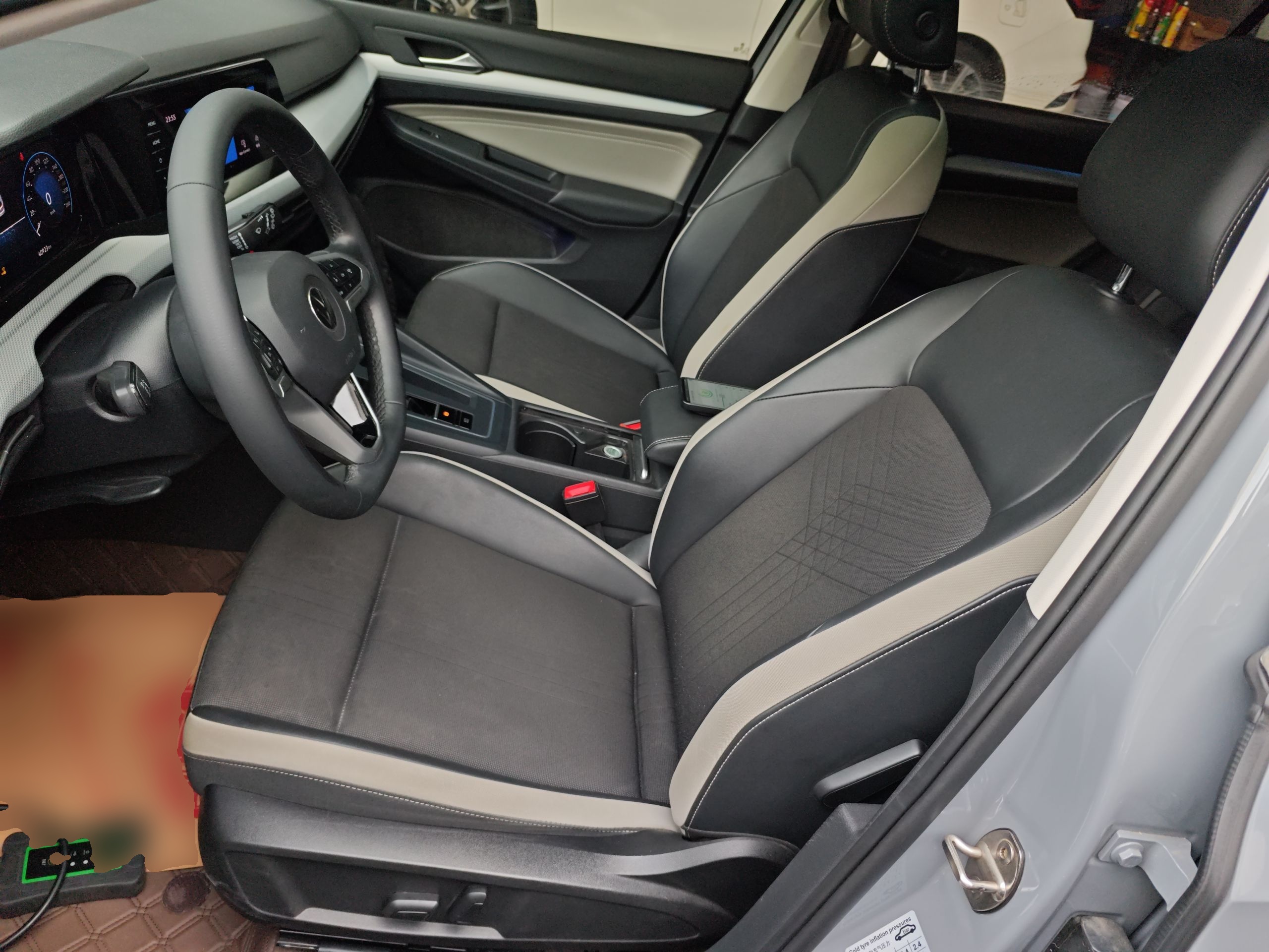 المقاعد الأمامية داخل السيارة