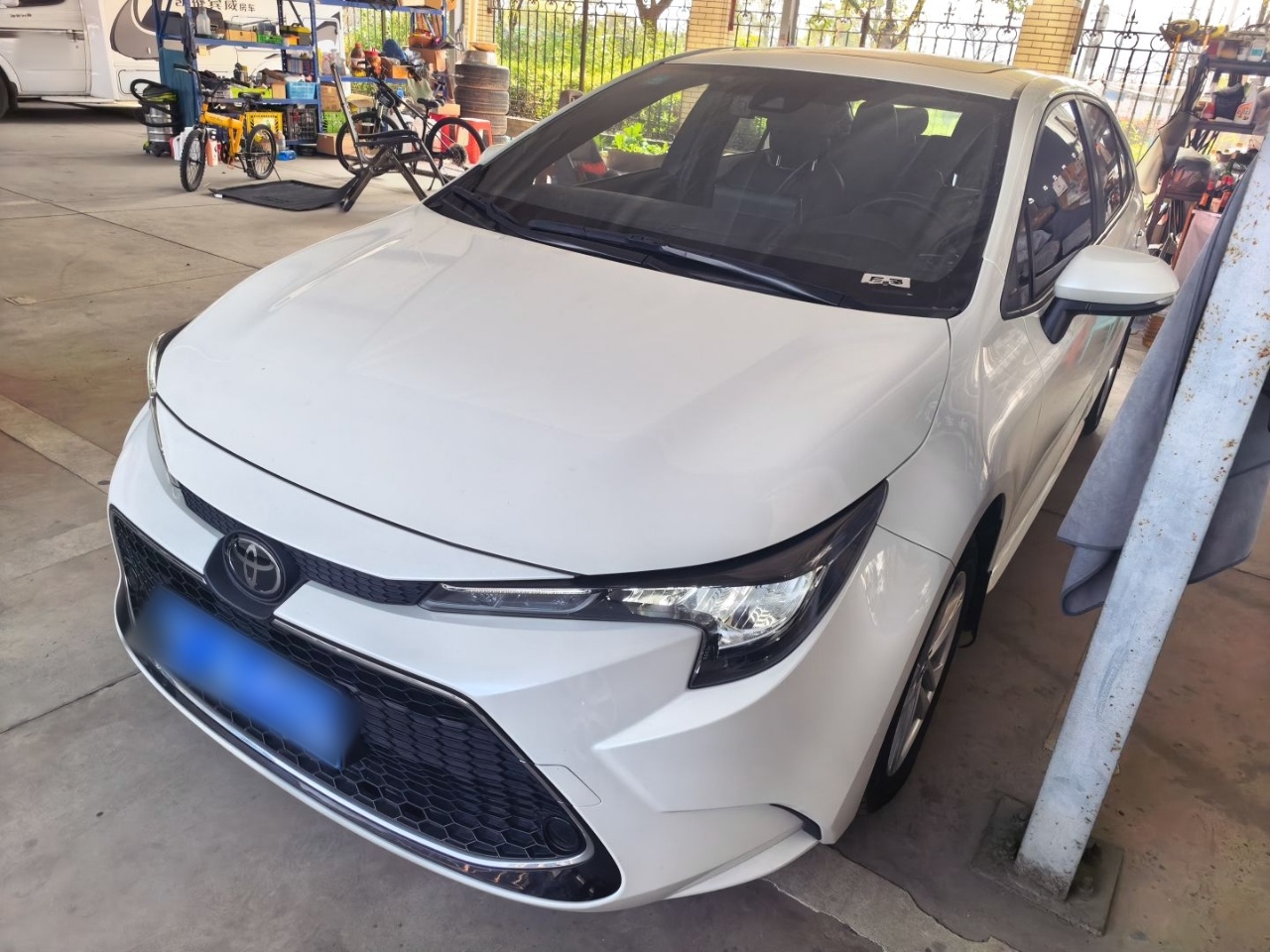 تحت مقدمة السيارة