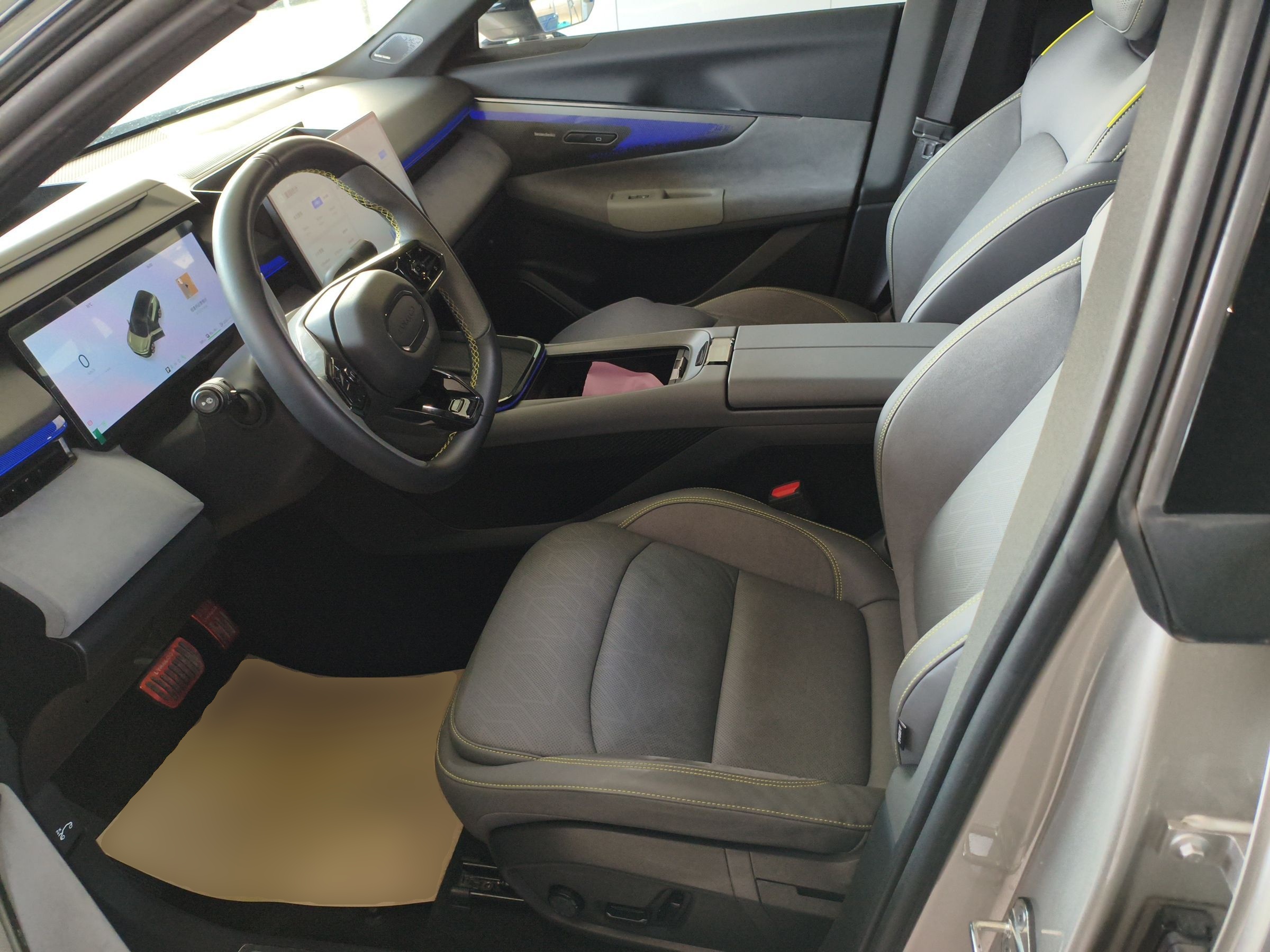 المقاعد الأمامية داخل السيارة