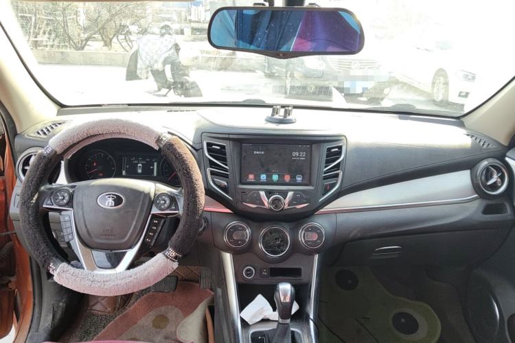 Used BYD Song 2016 GaiShi Edition 1.5TID Automatic Elite Model Center Console