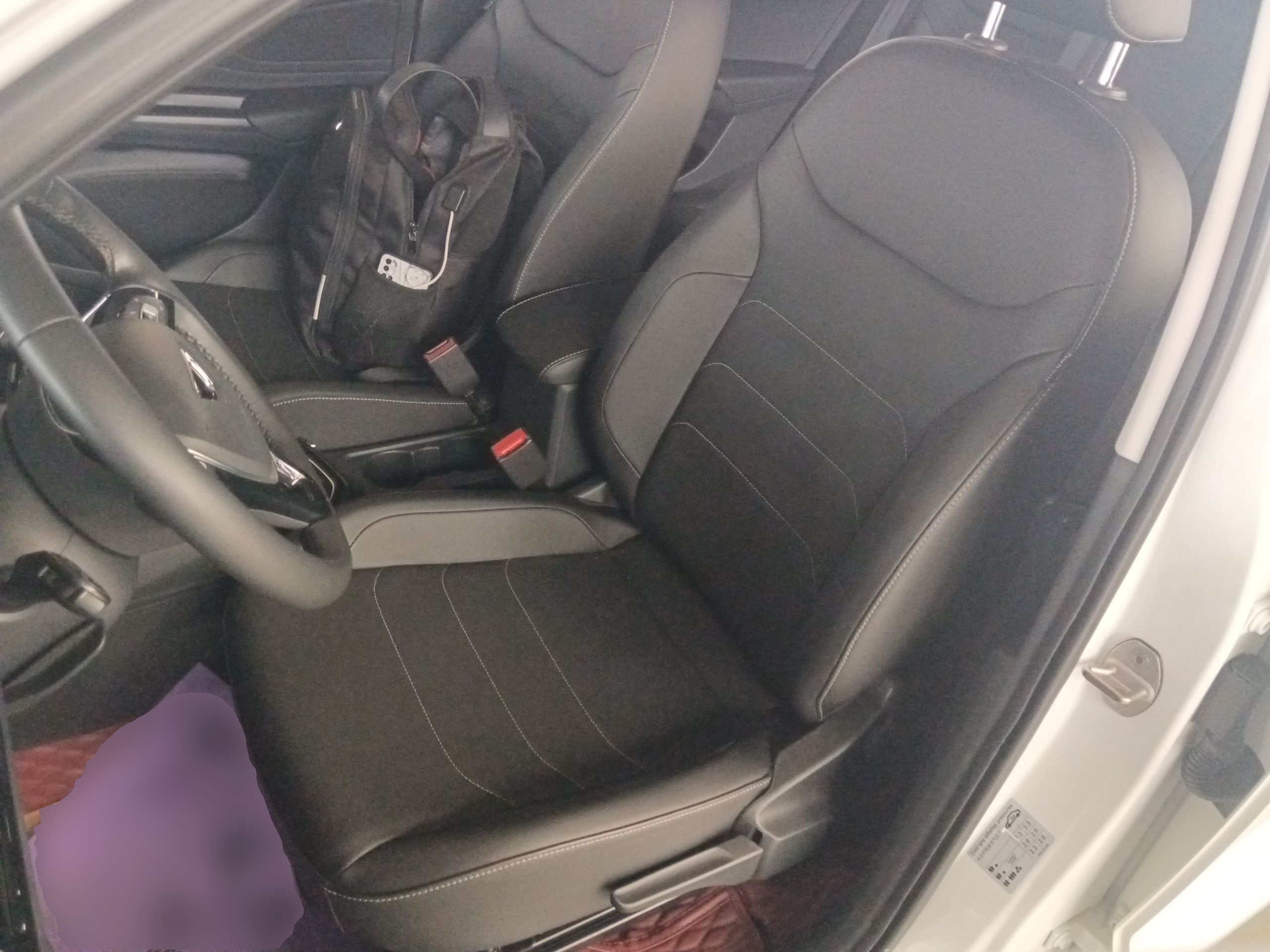 المقاعد الأمامية داخل السيارة