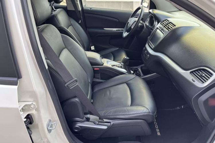 Used Dodge Journey 2013 2.4L Two-Wheel Drive Luxury Version
