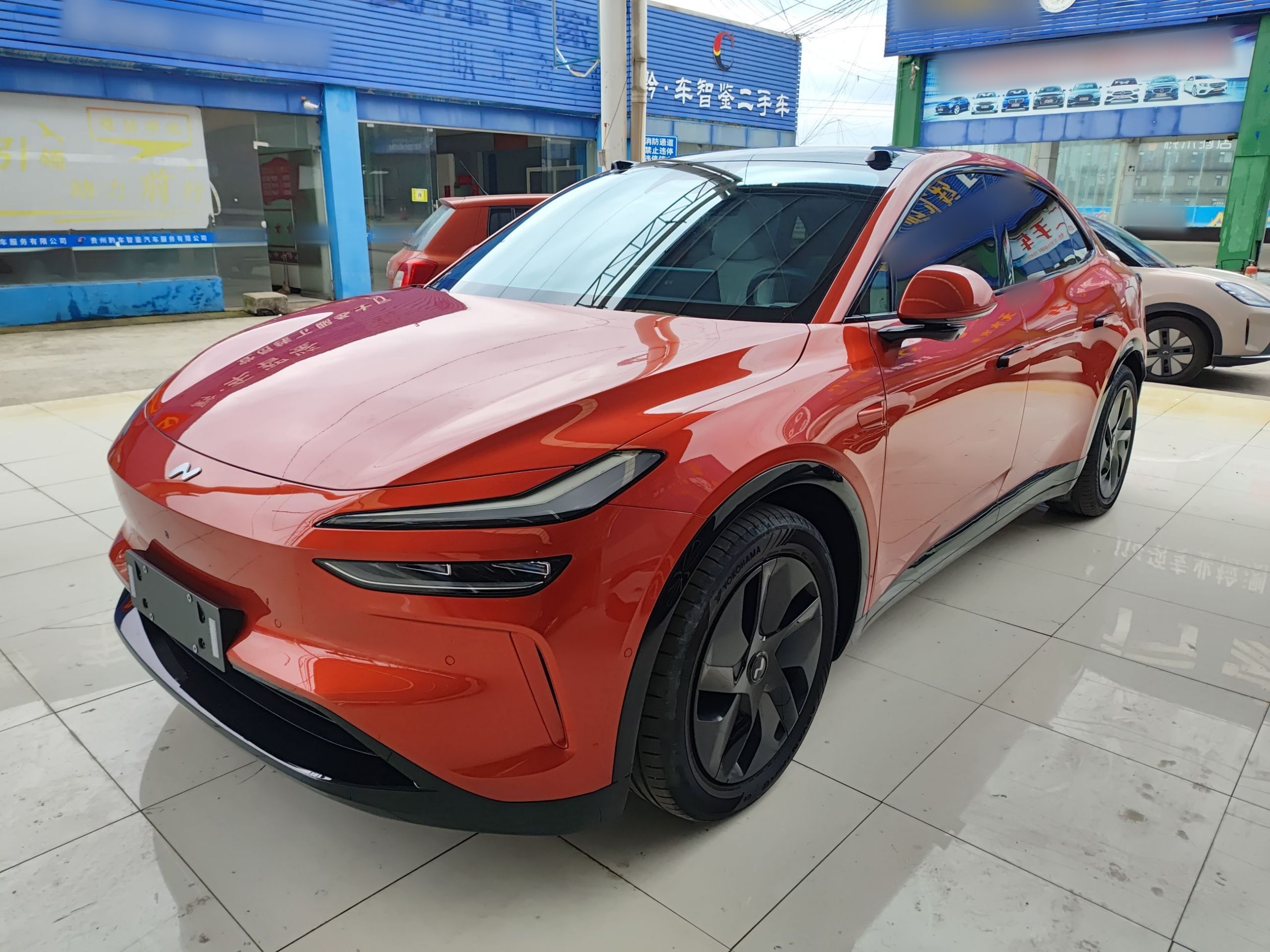 تحت مقدمة السيارة