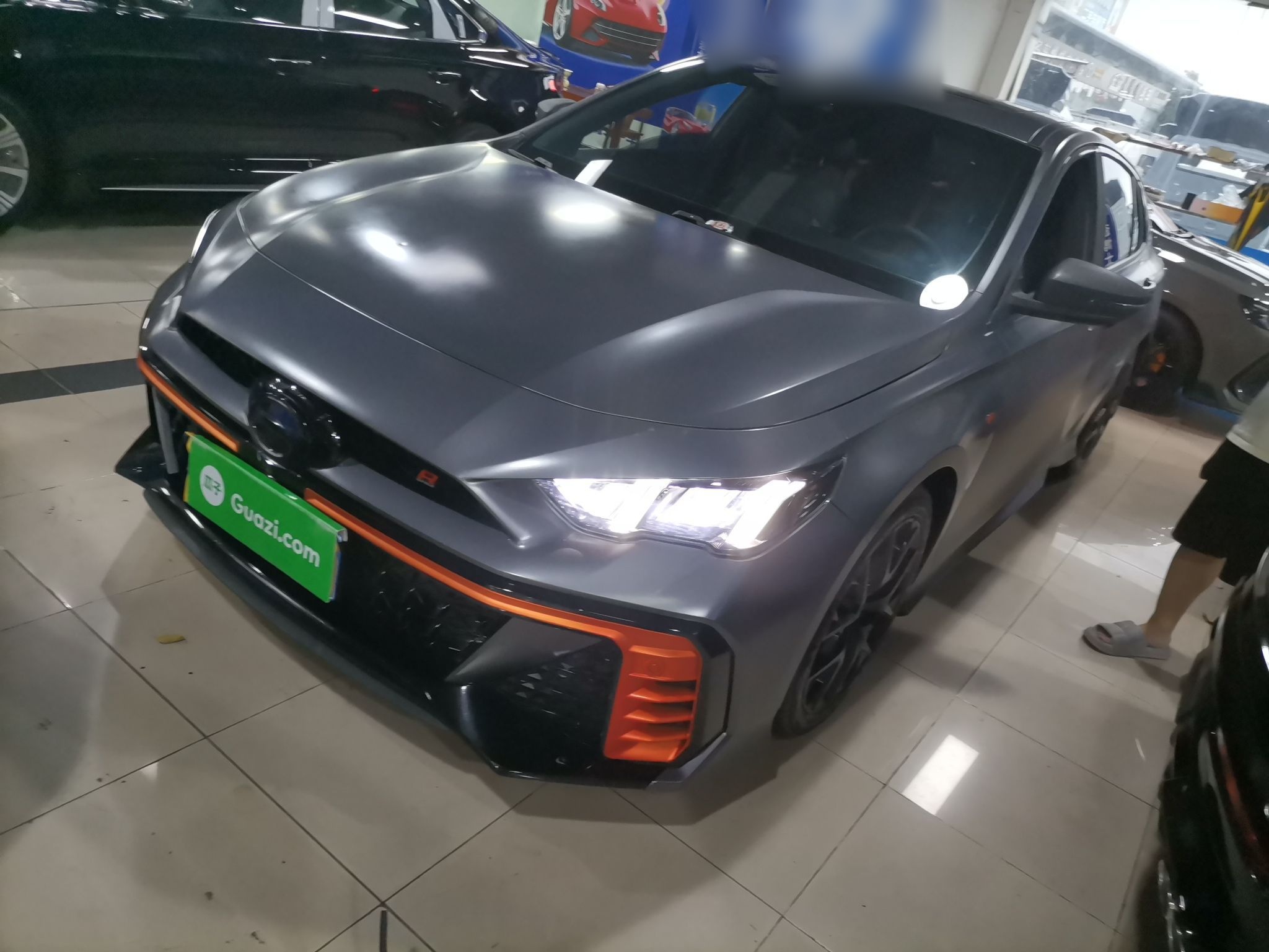 Под передней частью автомобиля