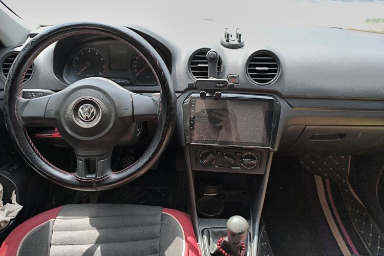 Used Volkswagen Jetta 2015 1.6L Manual Fashion Edition Center Console