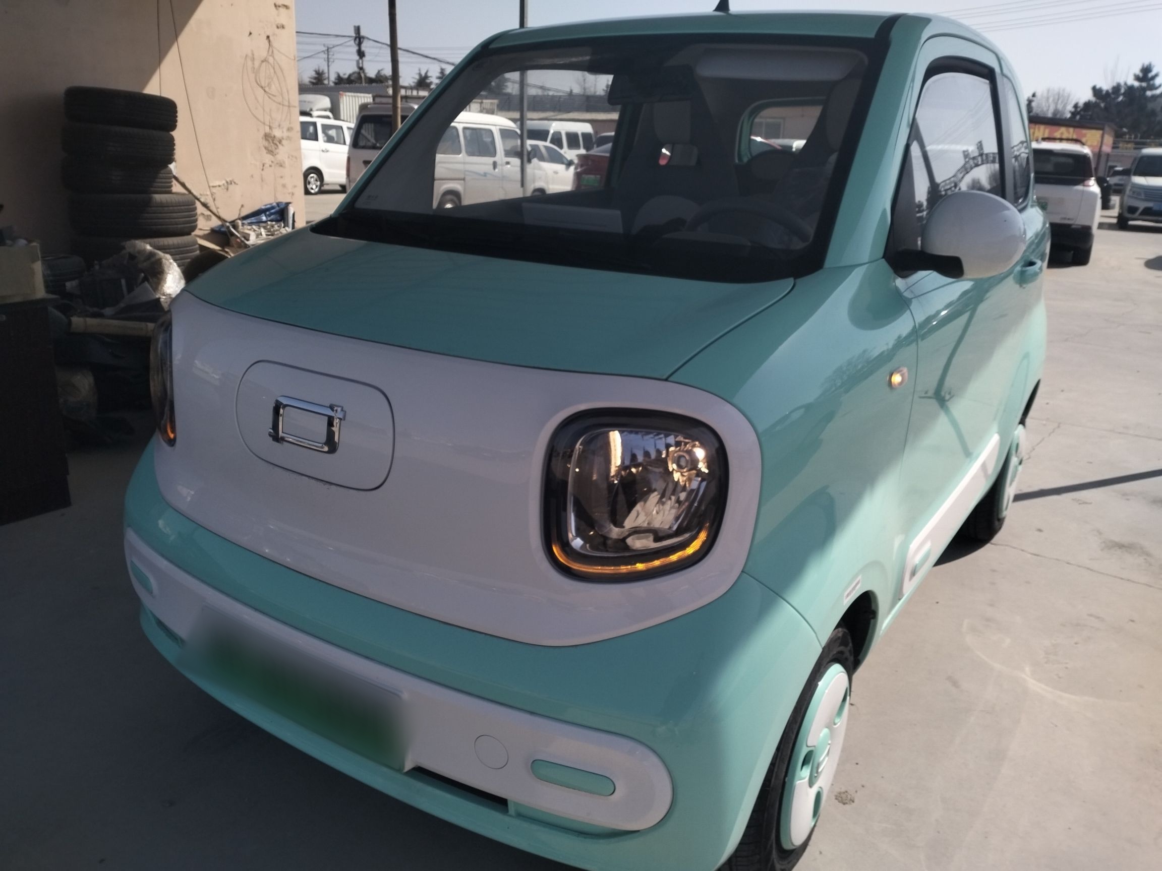 تحت مقدمة السيارة