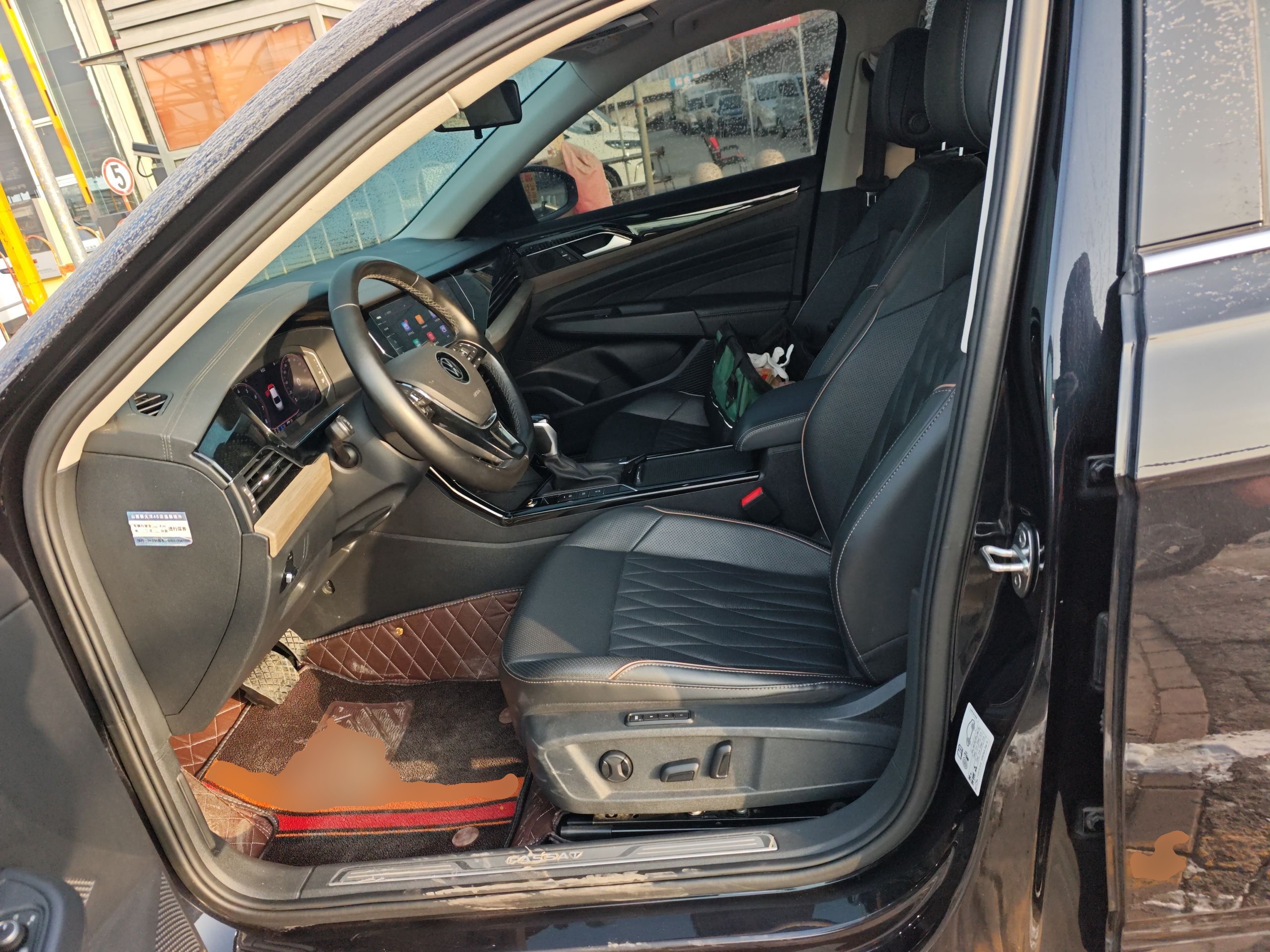 Переднее сиденье в автомобиле