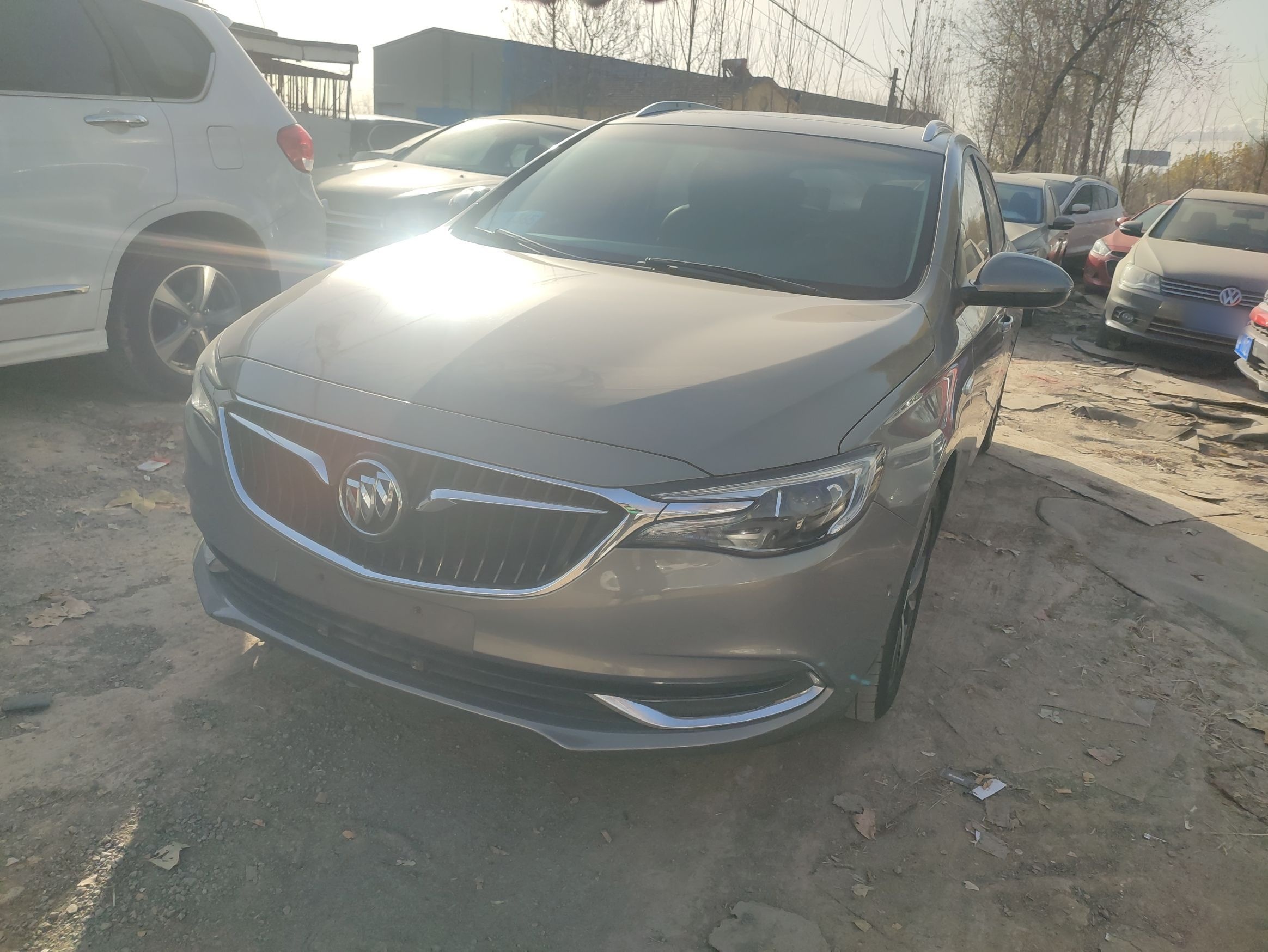 Под передней частью автомобиля