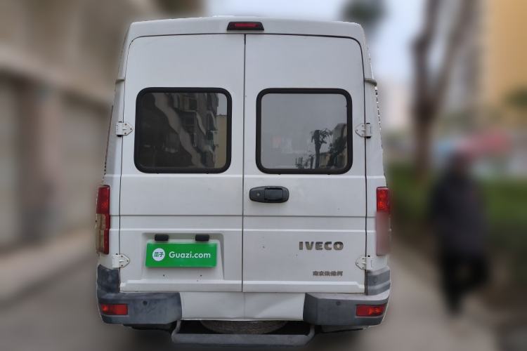 Used Iveco Daily 2021 2.5T A35 M1 Passenger Van 5-9 Seater Short Wheelbase Mid-Roof Design Dual Tires Manual Doors
