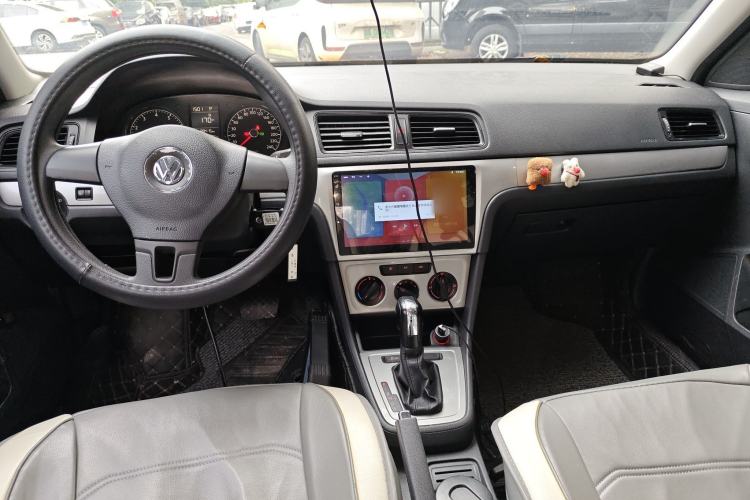 Used Volkswagen Lavida 2013 Revised Classic 1.6L Automatic Fashion Edition Center Console