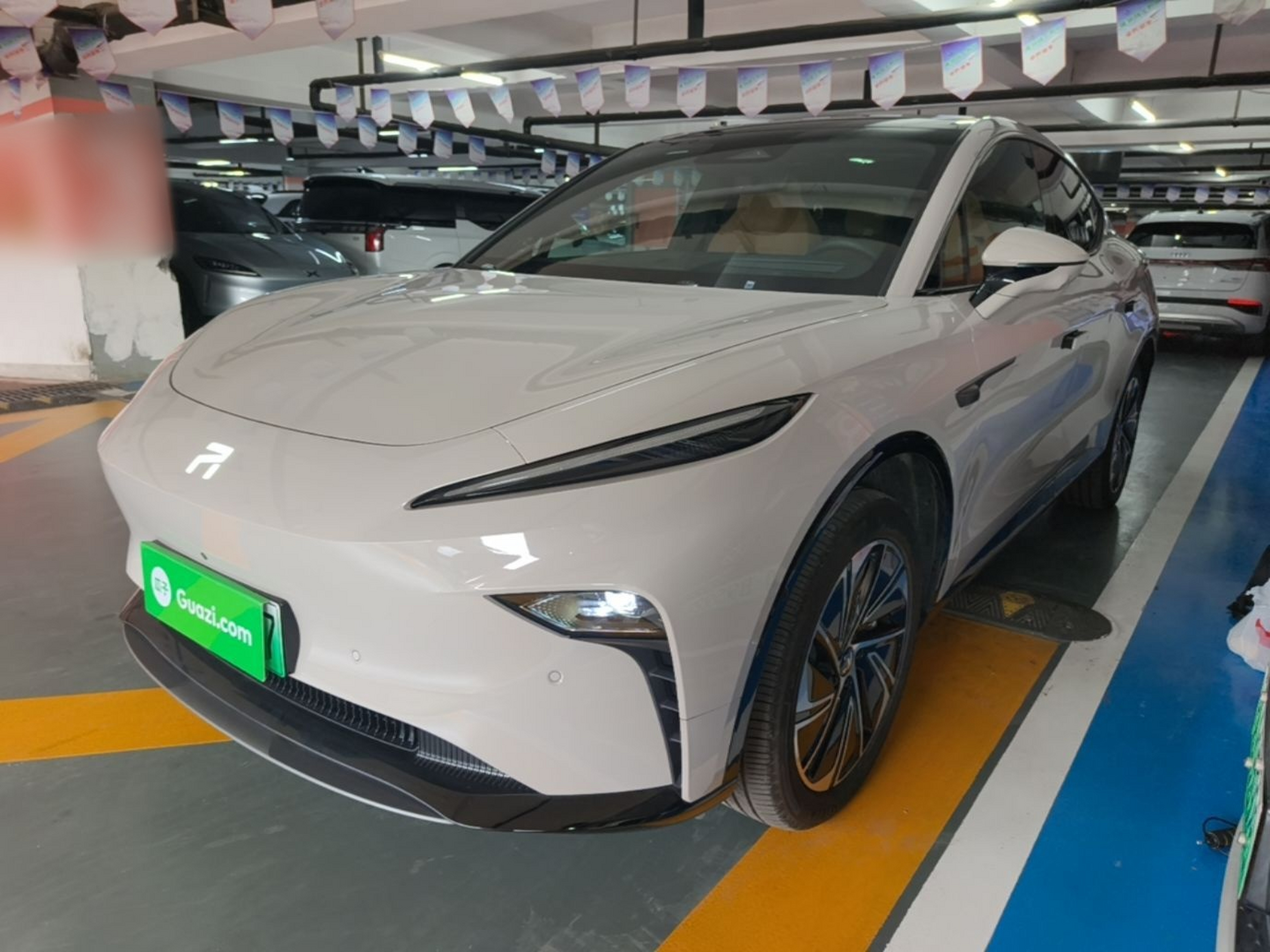 Unter der Vorderseite des Autos