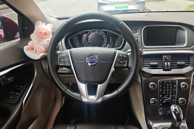 Used Volvo V40 2016 T4 Smart Luxury Edition
