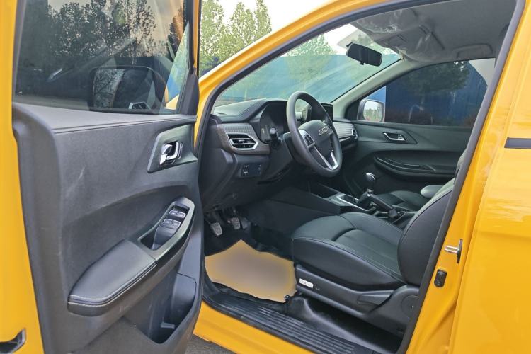 Used JMC Baodian 2023 2.5T Diesel Two-Wheel Drive Comfort Edition Flat-Base Cargo Bed Long Wheelbase JX4D25A6L Left Rear Seat