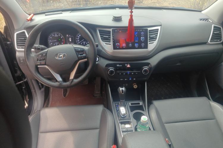 Used Hyundai Tucson 2015 2.0L Automatic Two-Wheel Drive Smart Version Center Console