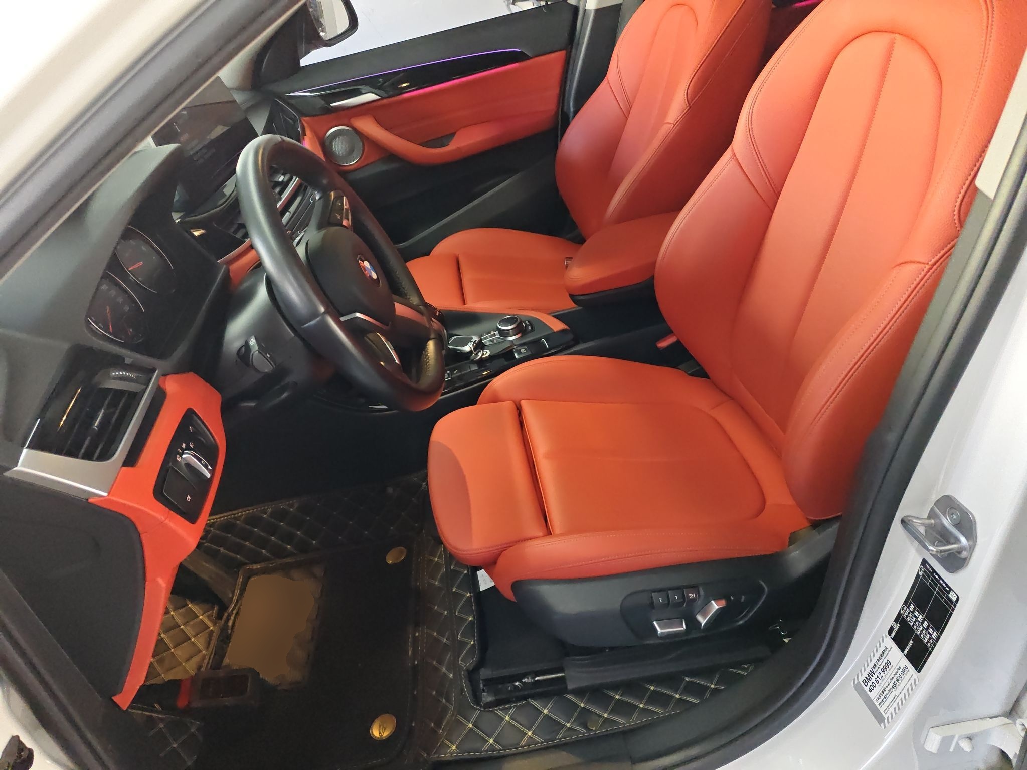 المقاعد الأمامية داخل السيارة