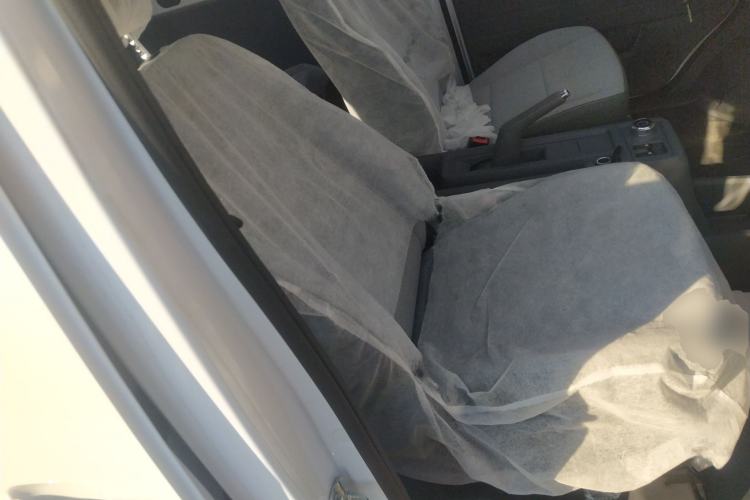 Used Wuling Yangguang 2024 300km Comfort-Grade Passenger Van 60kW