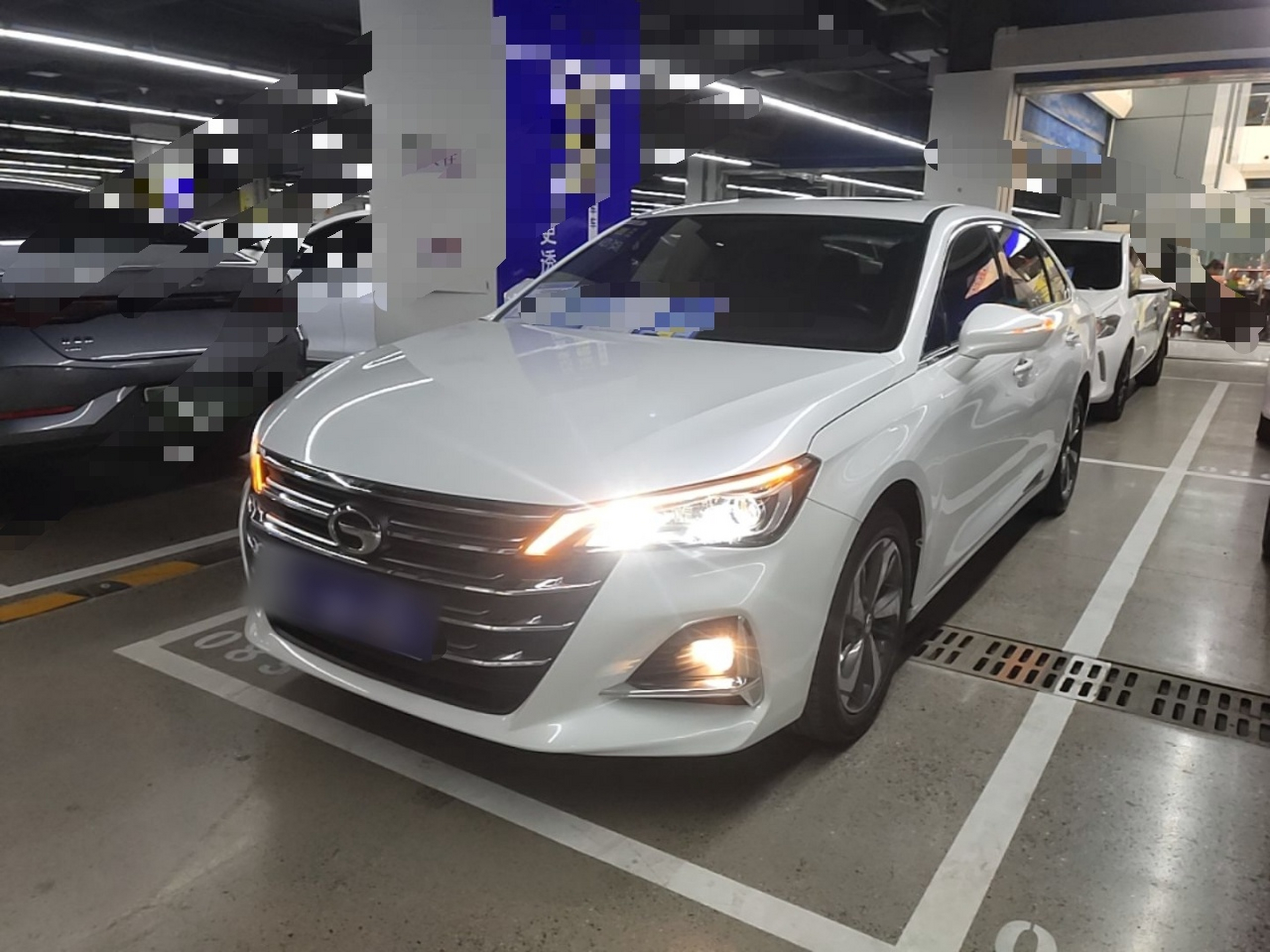 Под передней частью автомобиля