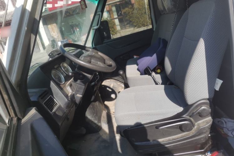 Used Iveco Daily 2023 2.5T V40 Van Long Wheelbase Mid-Roof Design Dual Tires Side-Swing Doors 2-3 Seater