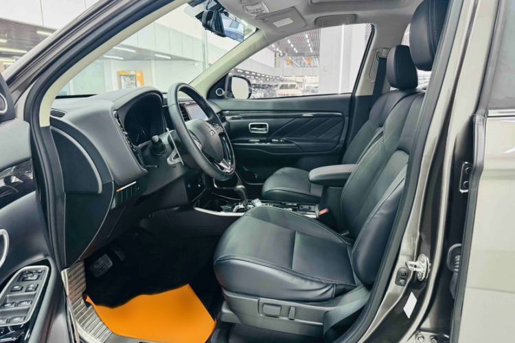 Used Mitsubishi Outlander 2019 2.4L 4x4 Zhi Xiang Edition 5 Seats China VI Standard
