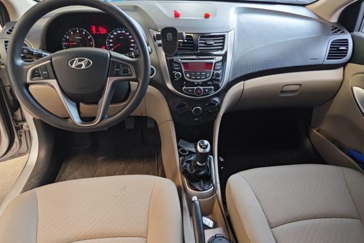 Used Hyundai Verna (older generation) 2014 1.4L Manual Top-Tier Model TOP Center Console