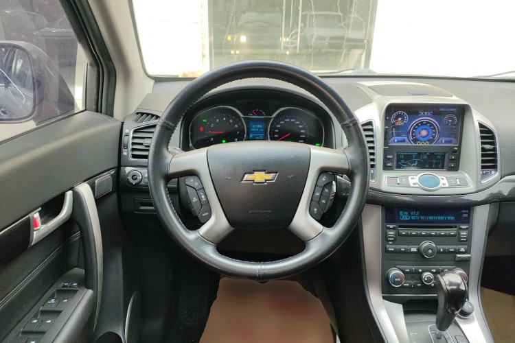 Used Chevrolet Captiva 2015 2.4L 4x4 Flagship Edition 7-Seater
