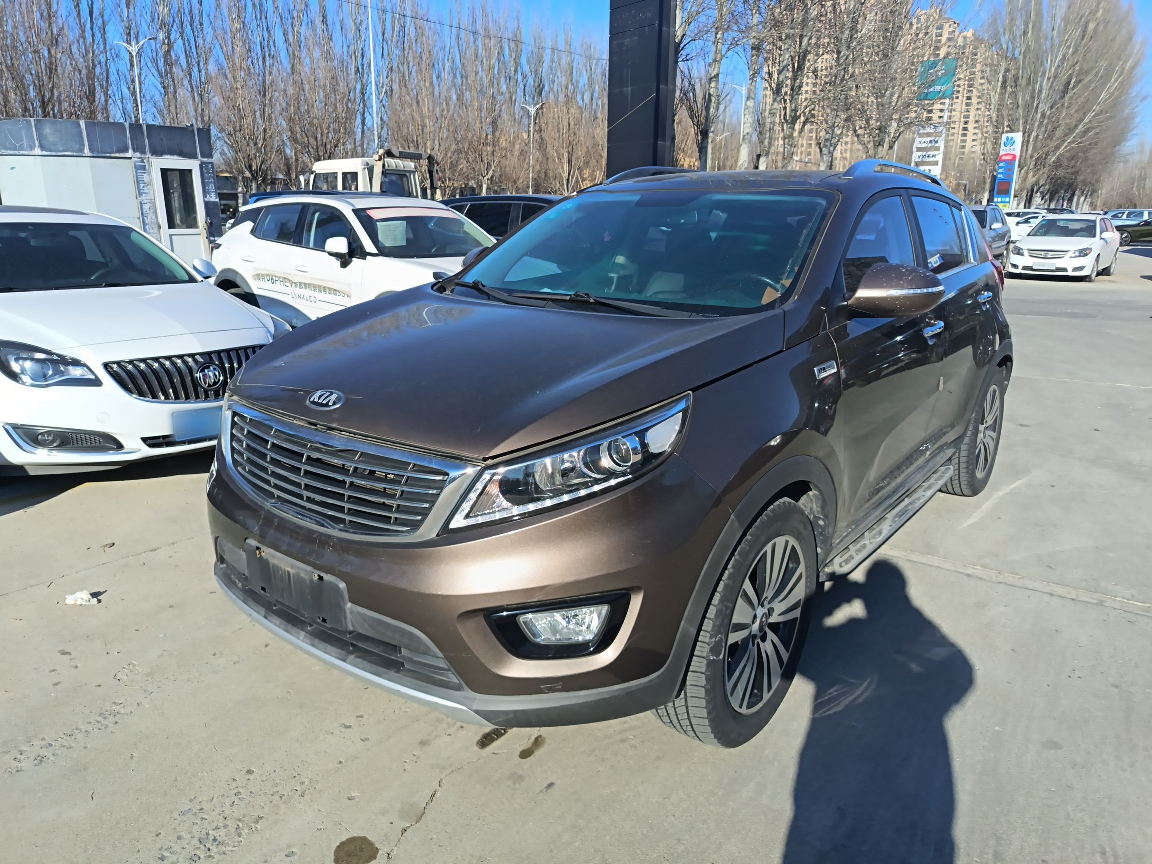 Под передней частью автомобиля