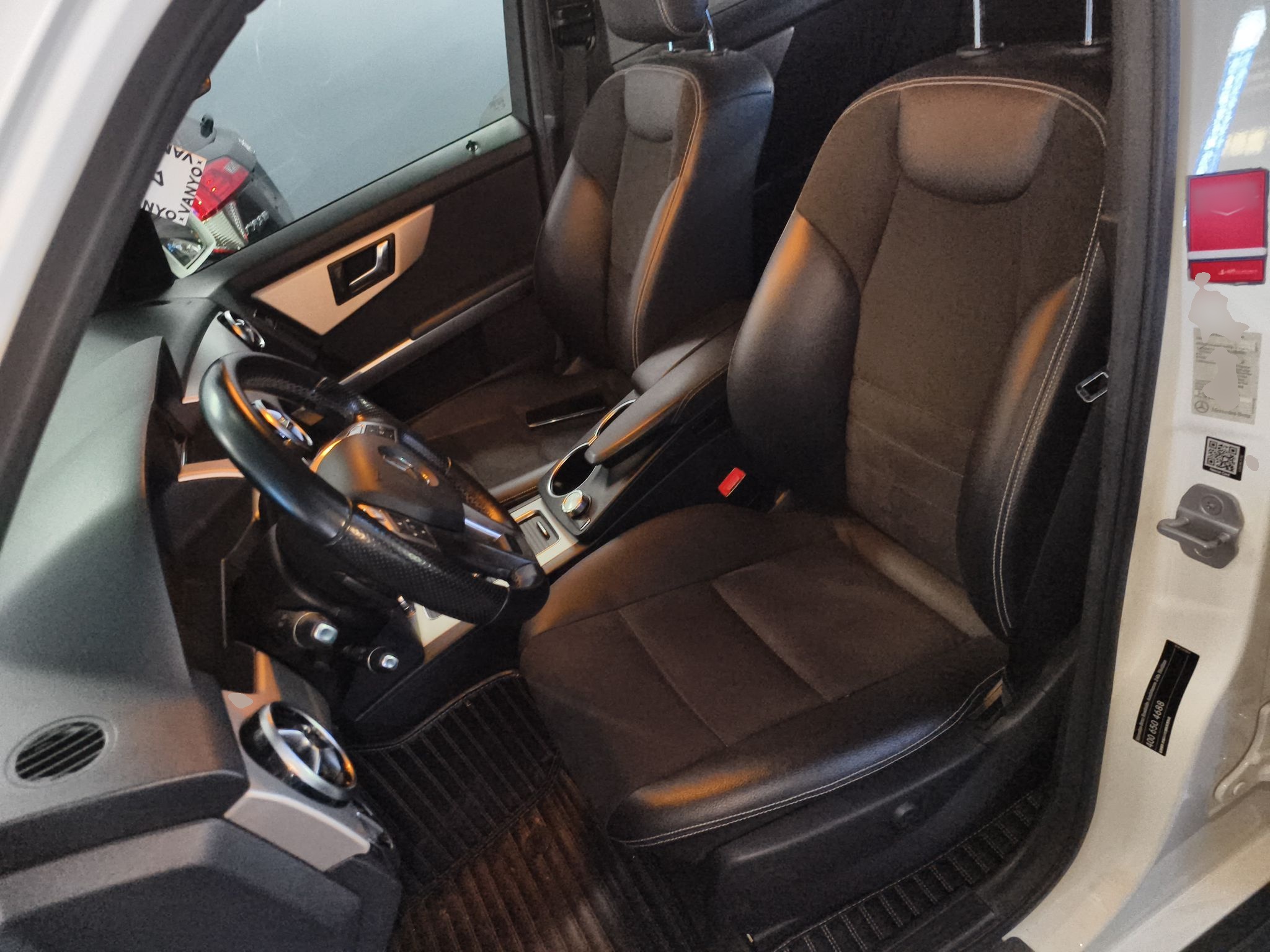 المقاعد الأمامية داخل السيارة