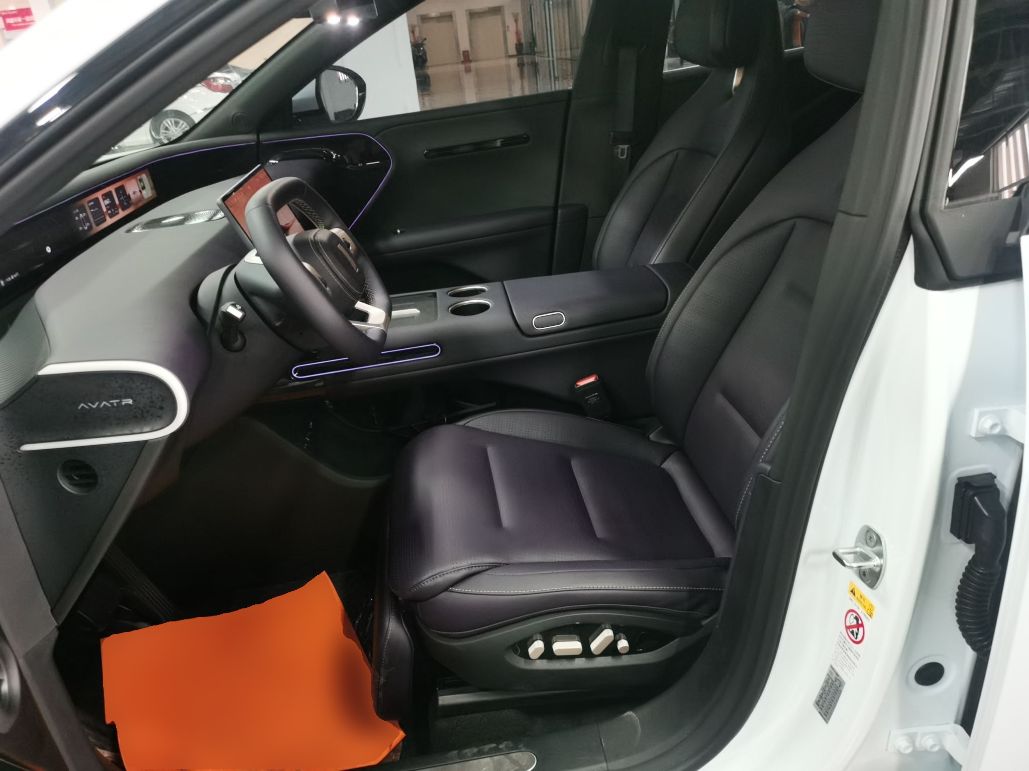 المقاعد الأمامية داخل السيارة