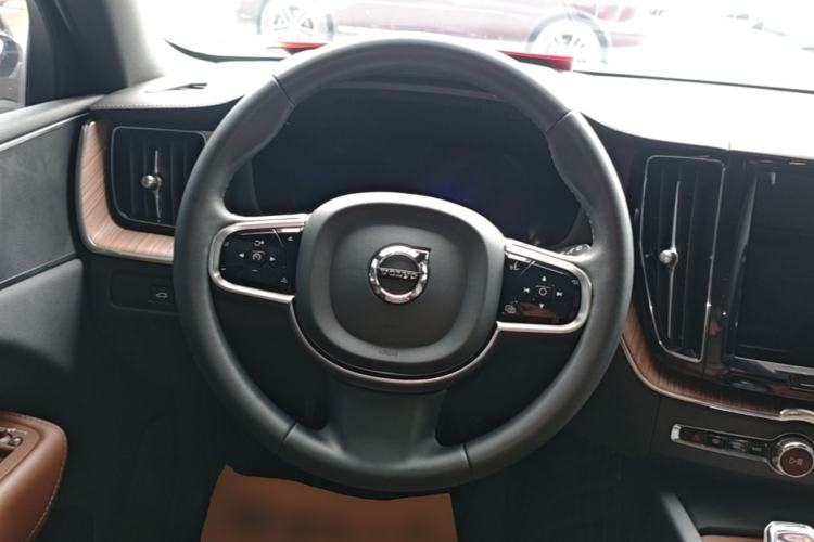 Used Volvo XC60 2023 B5 4x4 Smart Luxury Edition