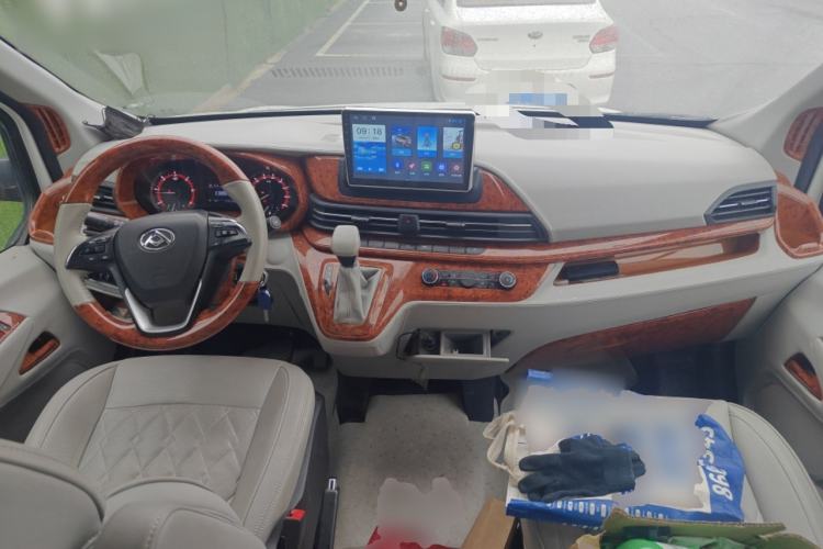 Used SAIC MAXUS V90 RV 2021 2.0T Travel Master V90 Self-Propelled Class B RV Deluxe Edition with a Horizontal Bed Center Console