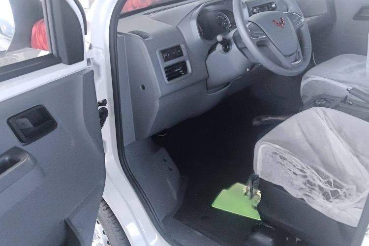 Used Wuling Yangguang 2024 300KM Comfort Version Passenger Van 75kW