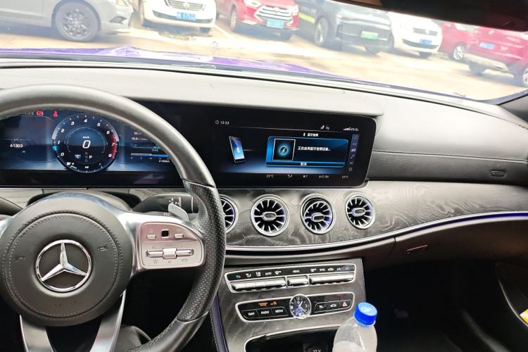 Used Mercedes-Benz E-Class 2018 E 200 4MATIC Convertible Coupe Center Console