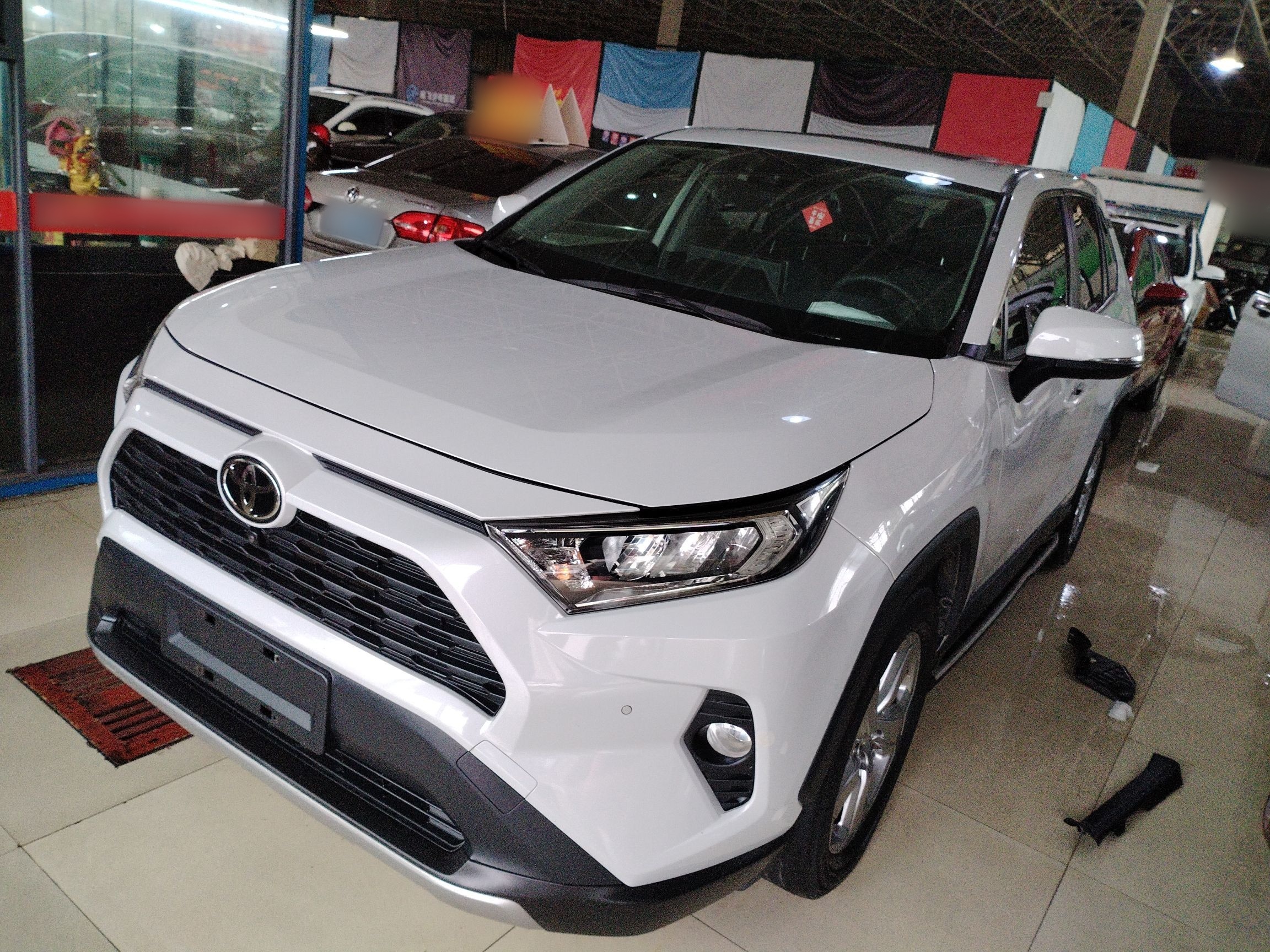 تحت مقدمة السيارة