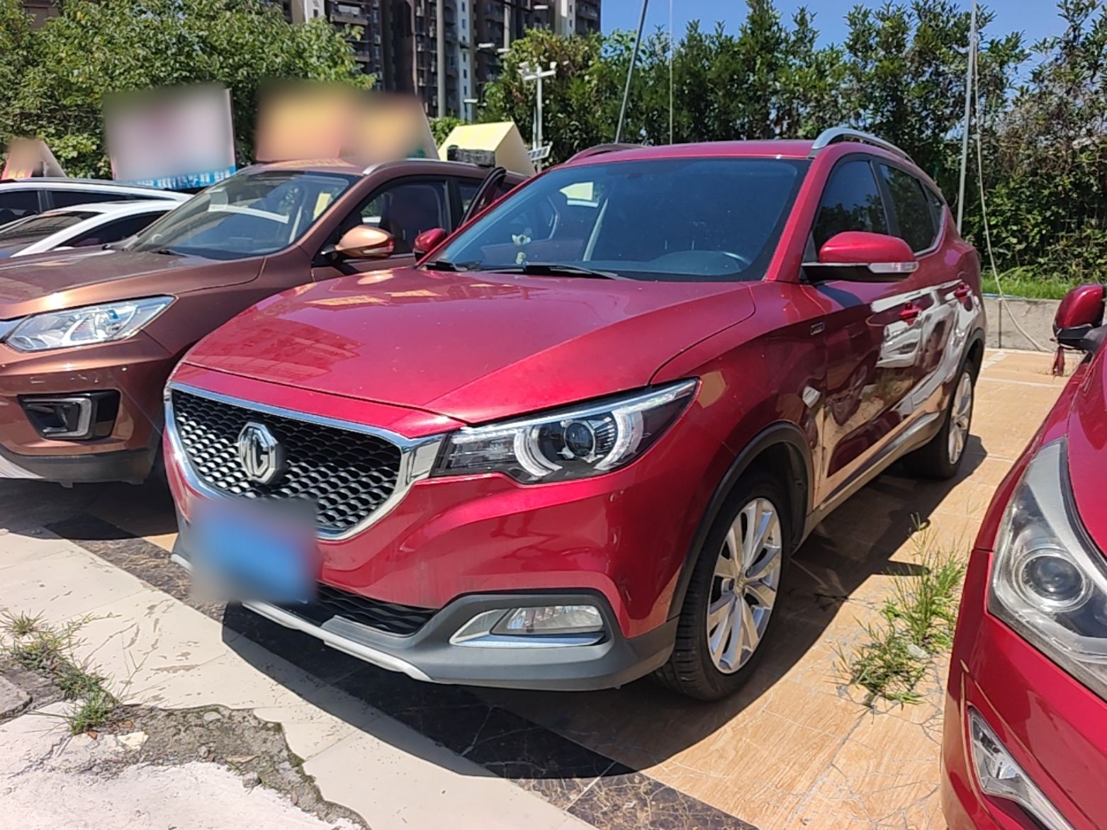 Под передней частью автомобиля