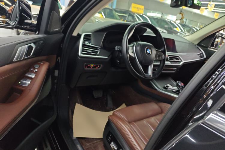 Used BMW X7 2021 xDrive40i Luxury Package with Leading Features
