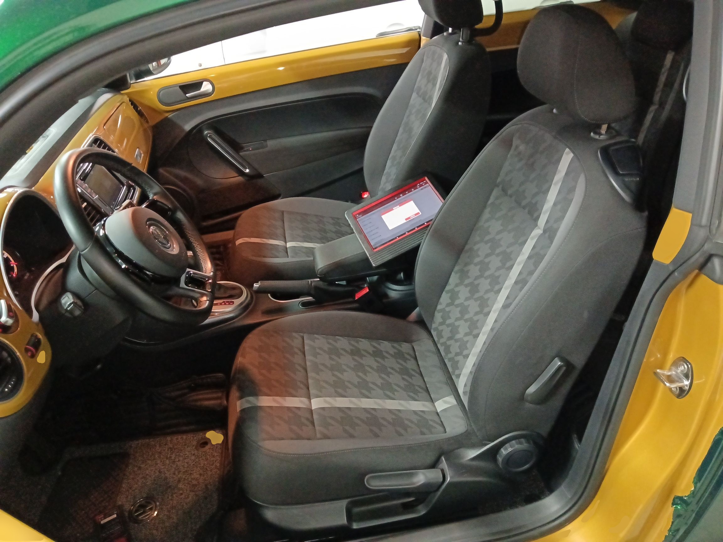 المقاعد الأمامية داخل السيارة