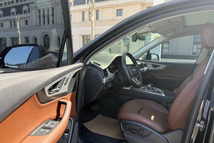 Used Audi Q7 2019 55 TFSI Technology Edition Interior 10