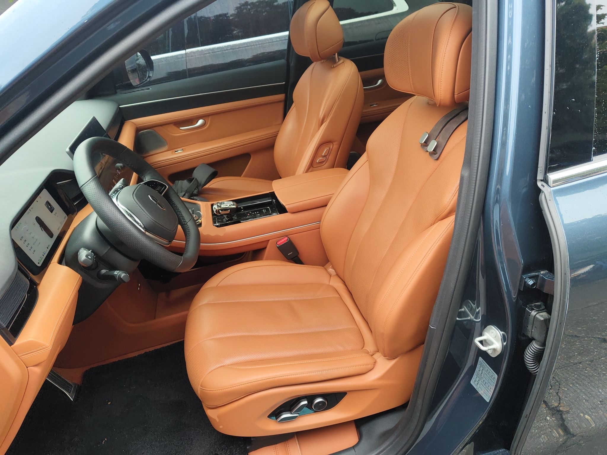 Переднее сиденье в автомобиле