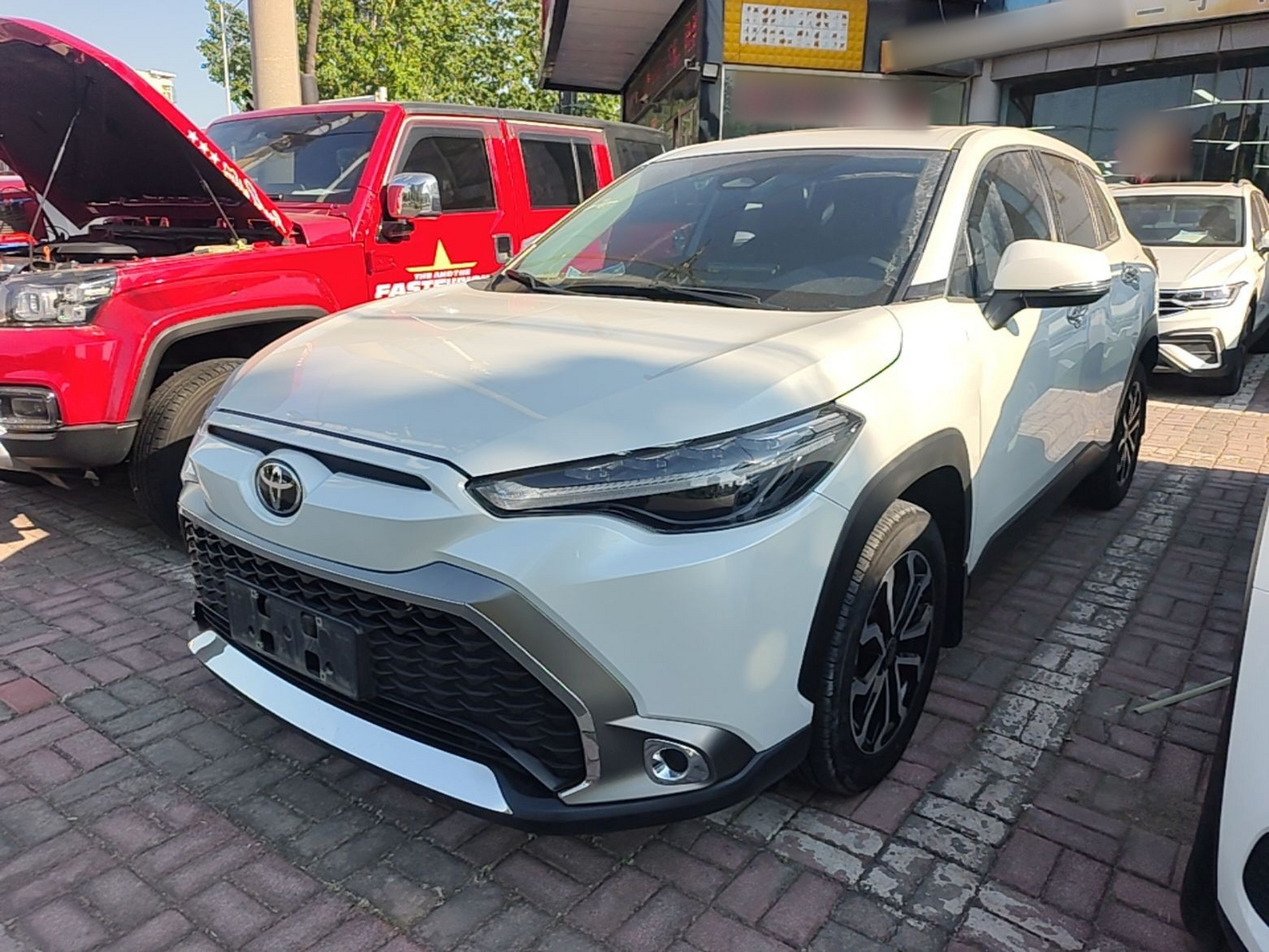 Под передней частью автомобиля
