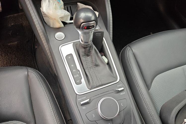Used Audi Q2L 2020 35 TFSI Fashionable and Elegant Model Gear Lever