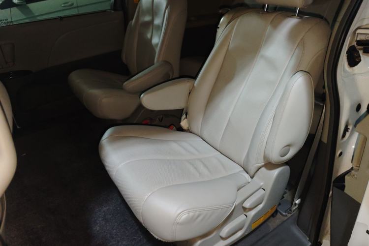 Used Toyota SIENNA 2014 3.5L Sienna LE Two-Wheel-Drive Version
