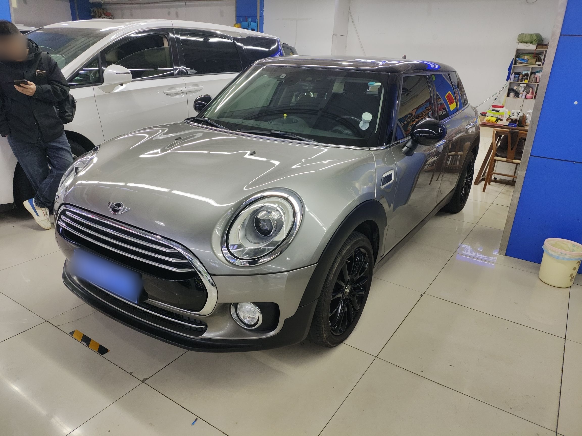 Под передней частью автомобиля